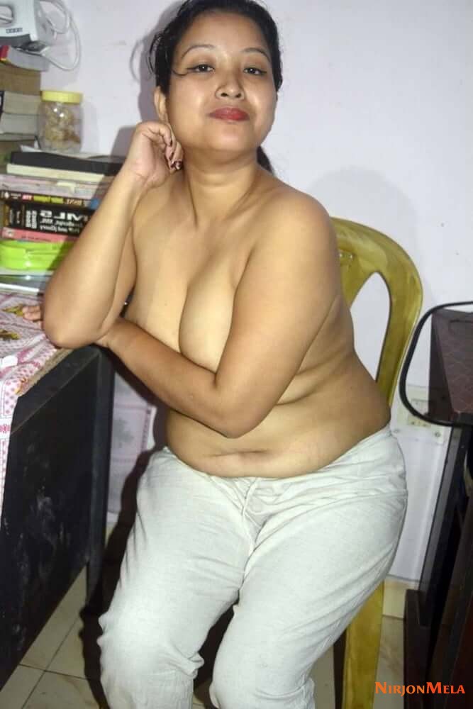 nude-Indian-mature-wife-5.jpg